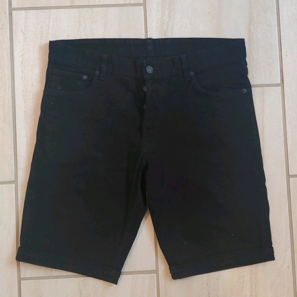 Men's slim-fit black denim shorts